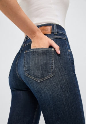 Lara 3158